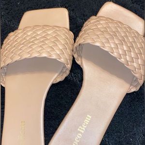 i’m selling these. worn once. did not come with a box